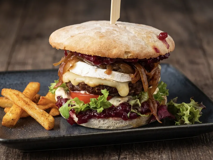 Nachher: derselbe Burger als hochwertiges, appetitliches Website-Bild