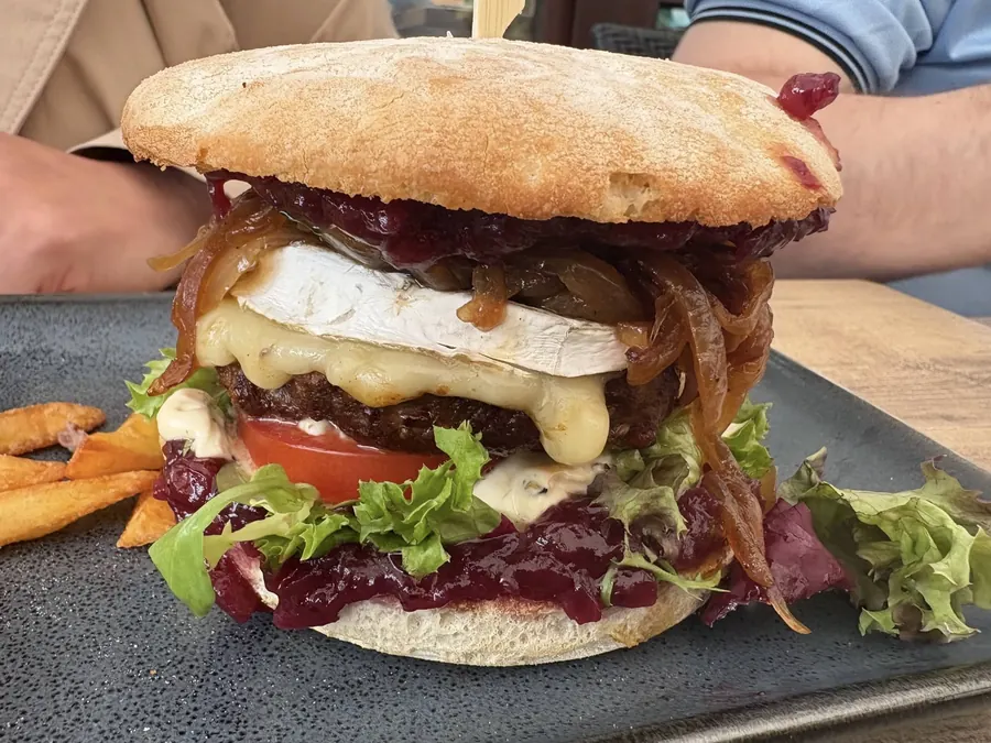 Vorher: Handyfoto eines Burgers mit Pommes